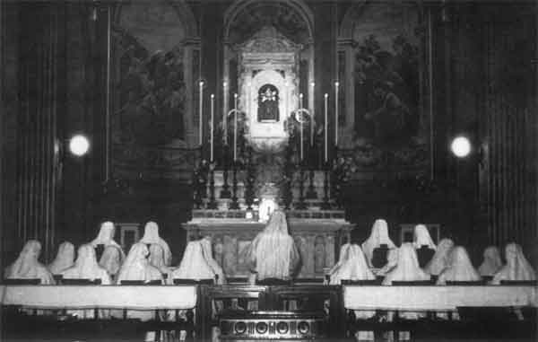 Le Ancelle Adoratrici in adorazione a Ges Eucaristico